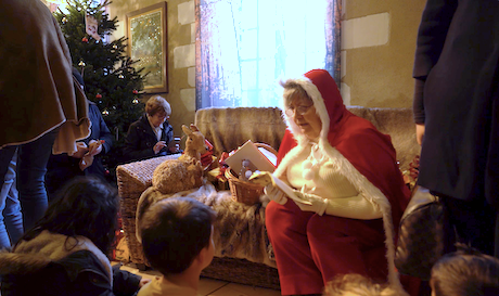 La Mère Noël lit des histoires aux enfants au château de Cheverny